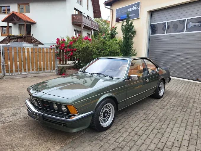 Außengelände - Das Fahrzeuggelände von Schmittomobile in Wittighausen.